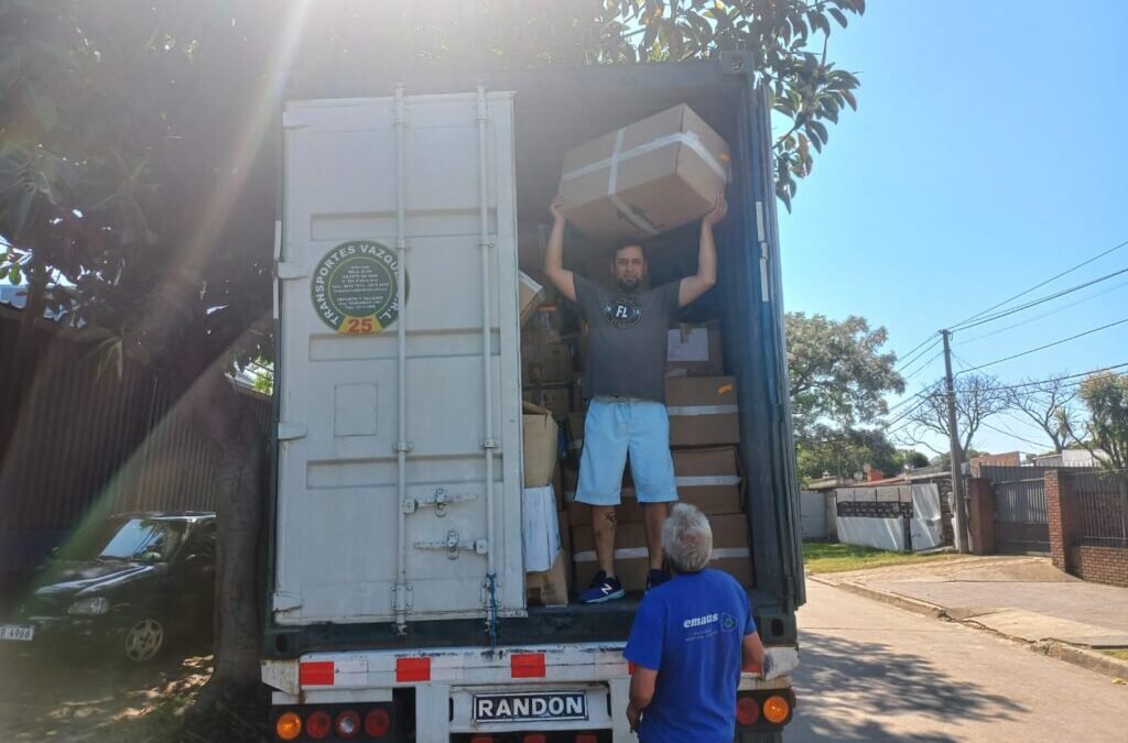 Llegada de contenedor al grupo Nuevo París, Montevideo